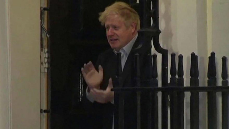 Karantina altında olan Boris Johson ilk kez görüntülendi