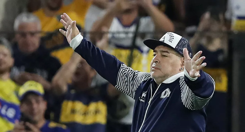 Maradona, kulübünden maaşının kesilmesini talep etti