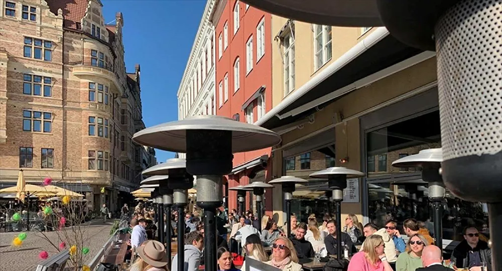 Karantina uygulanmayan İsveç'te halk güneşli havanın keyfini çıkardı