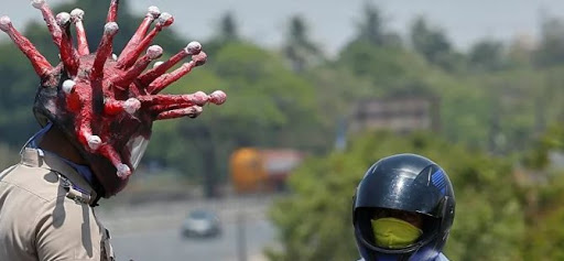 Hindistan'da bir polis, koronavirüs kaskıyla 'evde kal' çağrısı yaptı