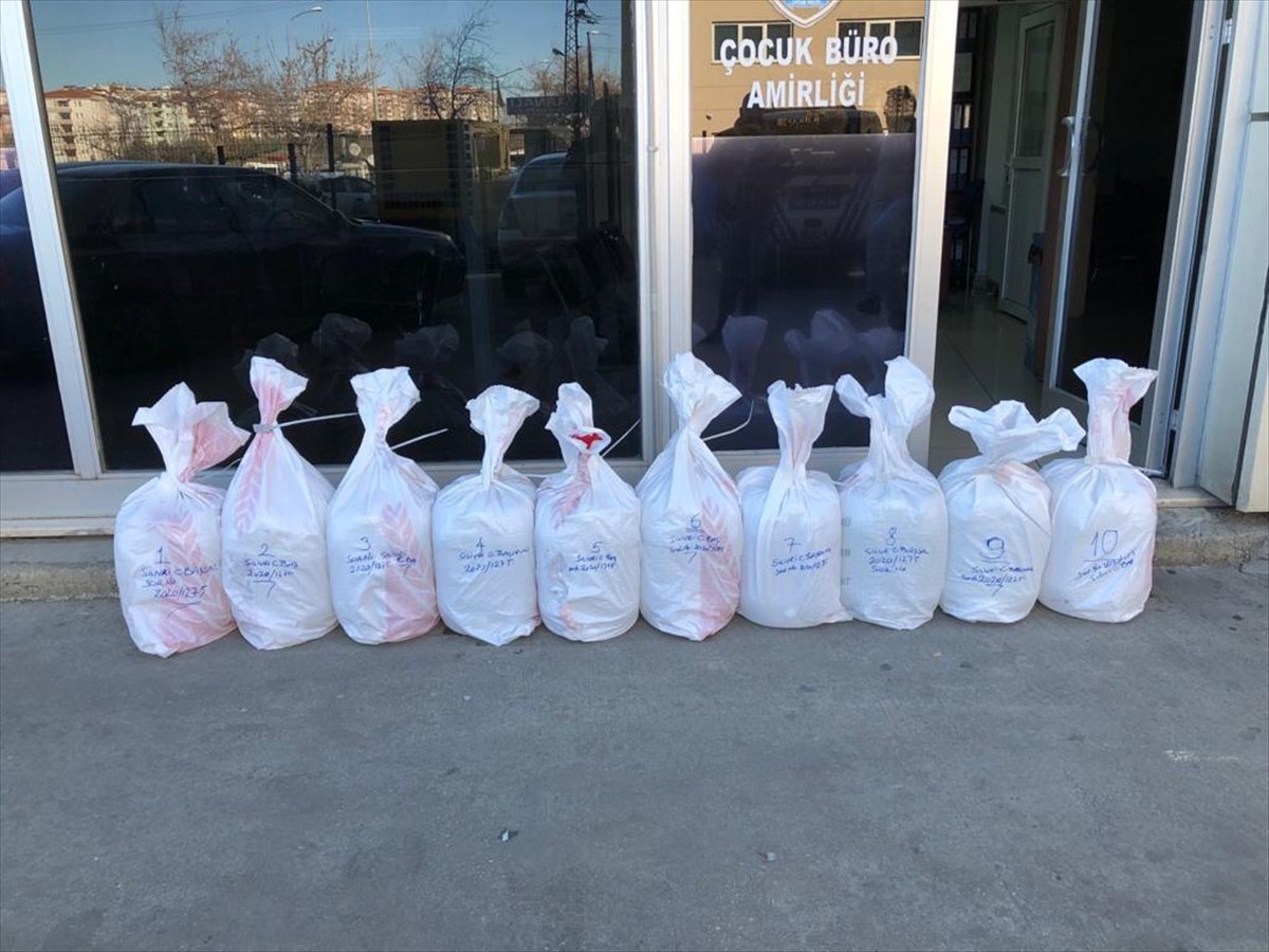 Silivri'de polis ekipleri araçtan sahte alkol ele geçirdi