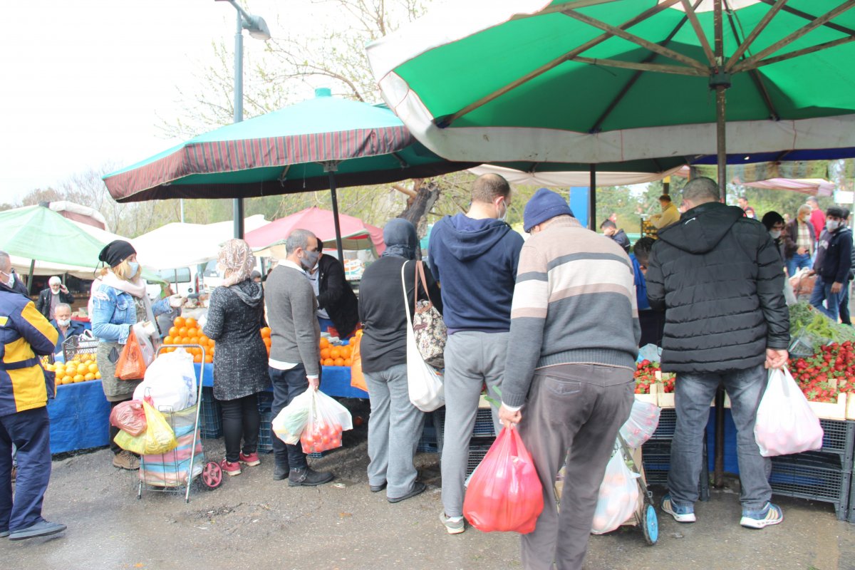 İzmir'deki pazarda vatandaşlar sosyal mesafeye uymadı