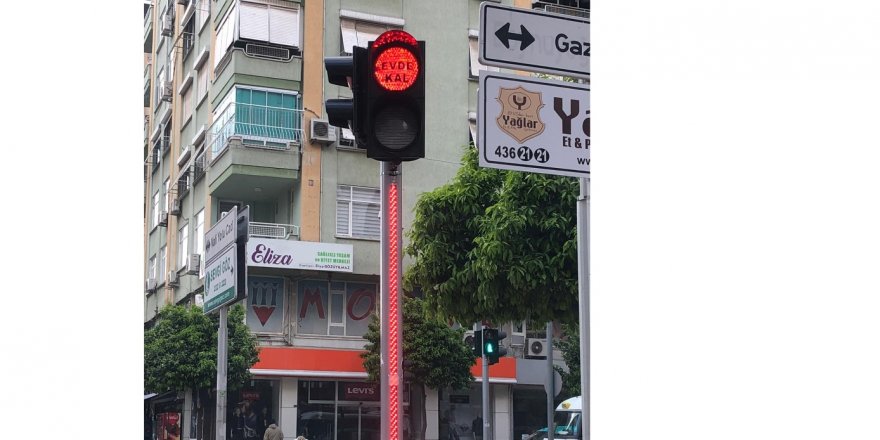 Adana Belediyesi'nden  Trafik lambalarıyla 'Evde Kal' çağrısı