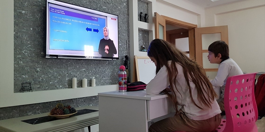 Uzaktan Eğitimde En Önemli Unsurlardan Biri Rutini Muhafaza Etmek