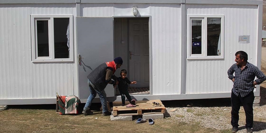 Van'da Depremzedeler Konteynerlere Yerleştiriliyor