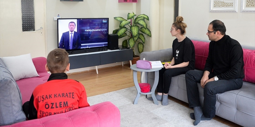 Milli Eğitim Bakanı Selçuk Uzaktan Eğitimde 'Veli Kuşağı'nı Başlatıyor