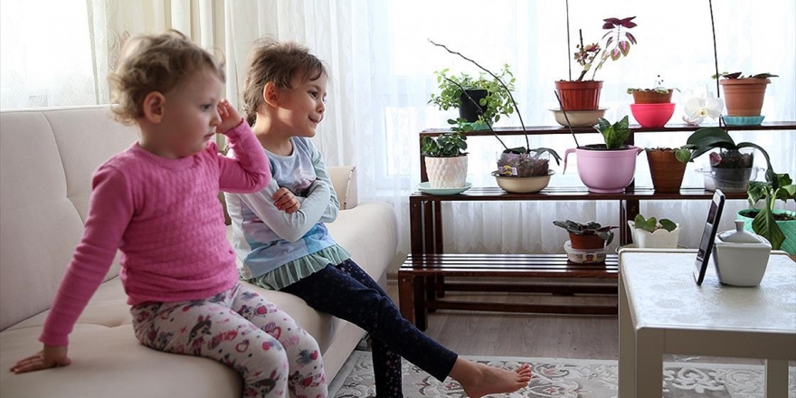 'Koronavirüs Günleri'nde Anneler Ve Çocuklar 'Online' Eğitim Ve Masalla Sosyalleşiyor