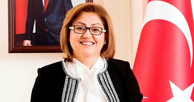 Yeni Şafak yazarından Fatma Şahin’e çok sert sözler: Yahu bu nasıl dil parmak sallamayı kimde gördün boş verin bu sanal hokkabazlıkları