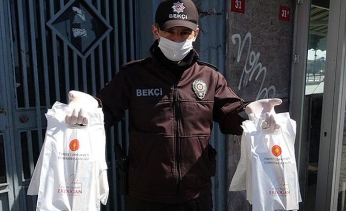 65 yaş ve üstü vatandaşlara kolonya ve maske dağıtımıİnce, dağıtılan kolonya ve maskelerin üzerinde Erdoğan'ın adının yazılı olmasına tepki gösterdi