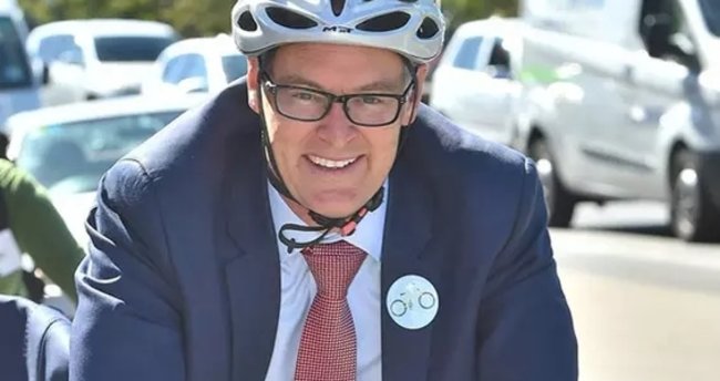 Tecrit kurallarını hiçe sayıp sahile giden Yeni Zelanda Sağlık Bakanı: Ben bir budalayım