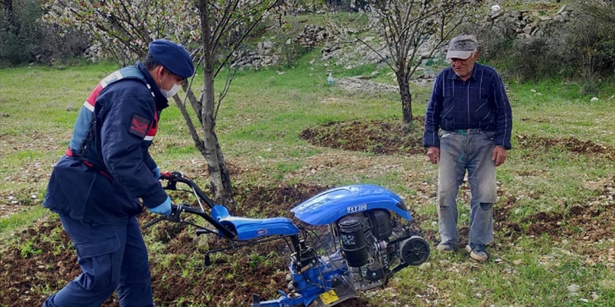 Antalya'da Evinden Çıkamayan Çiftçinin Tarlasını Jandarma Çapaladı
