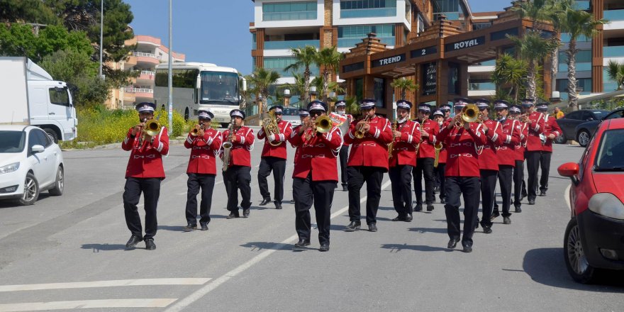 KUŞADASI BELEDİYE BANDOSU BU KEZ ÇOCUKLAR İÇİN ÇALDI
