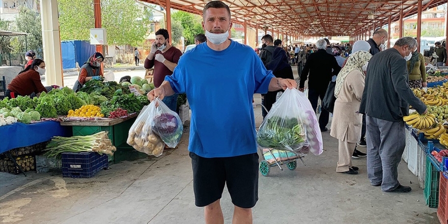 Antalyasporlu Podolski'den Maskeli Pazar Alışverişi Paylaşımı