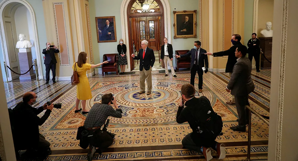 Koronavirüs günlerinde gazetecilik: Senato çoğunluk liderine 2 metre mesafeden maske takarak soru sordular