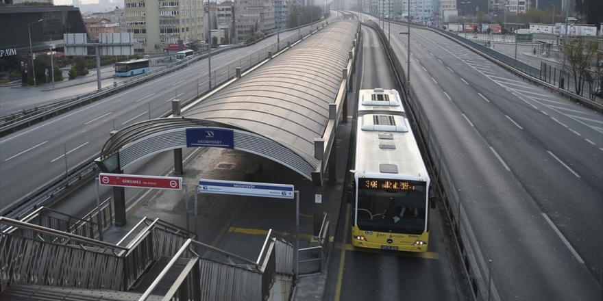 İstanbul'da Metrobüs, Vapur Ve Otobüsler Hizmet Vermeye Devam Ediyor