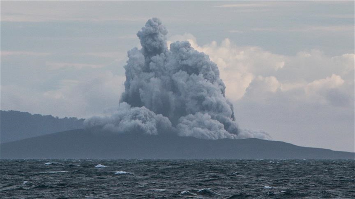 2020'de bir Felaket daha! Endonezya'da Anak Krakatau Yanardağı Patladı
