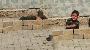 Sokakta oynarken polisleri görünce korkan çocuk yaptığı 'eve' saklandı