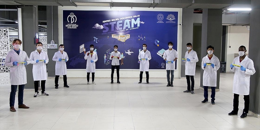 Yabancı Öğrenciler Maske Üreterek Türkiye'ye Vefa Borcunu Ödüyor