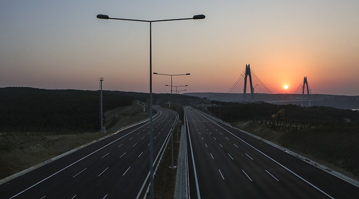 Sokağa çıkma yasağında geçilmeyen yol ve köprüler, para kazanmaya devam etti