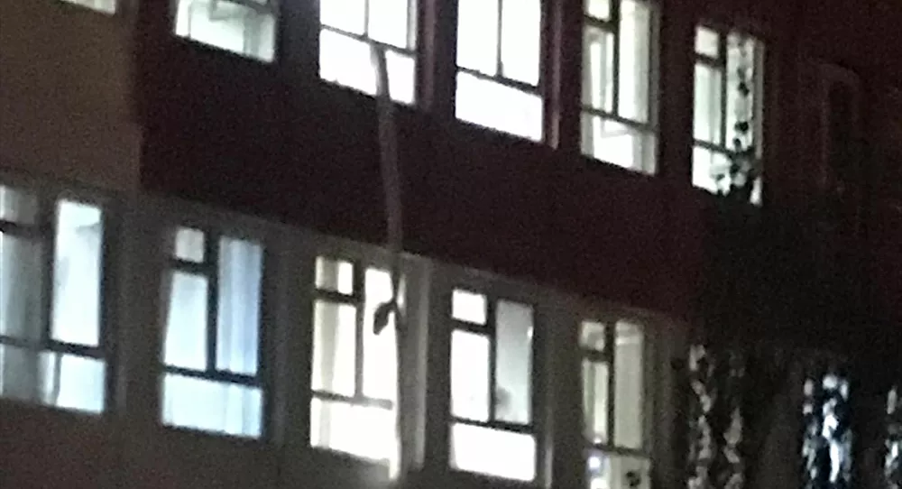 Denizli'de koronavirüs tanılı kişi, hastanenin 2. katından çarşafları bağlayarak kaçtı