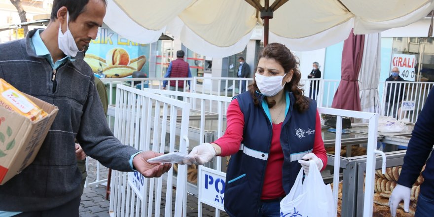AYDIN BÜYÜKŞEHİR BELEDİYESİ SALI PAZARI’NDA ON BİNLERCE MASKE DAĞITTI