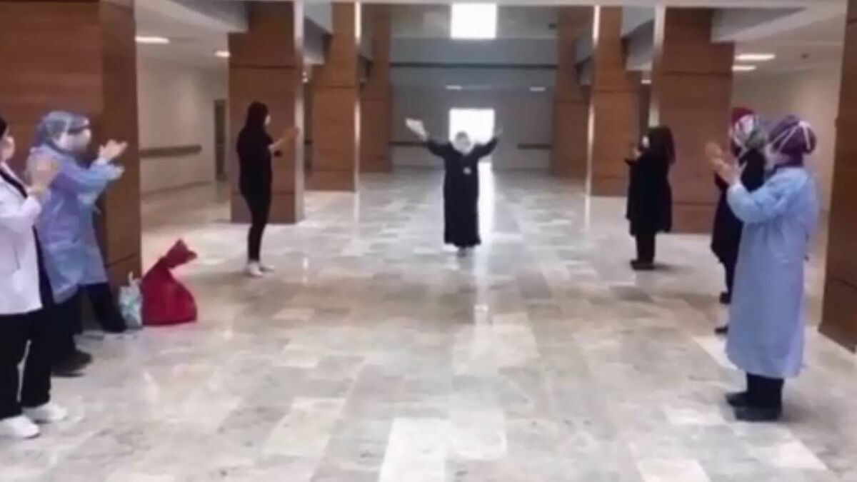 Taburcu olurken dans etti: Koronavirüsü yendim de geldim