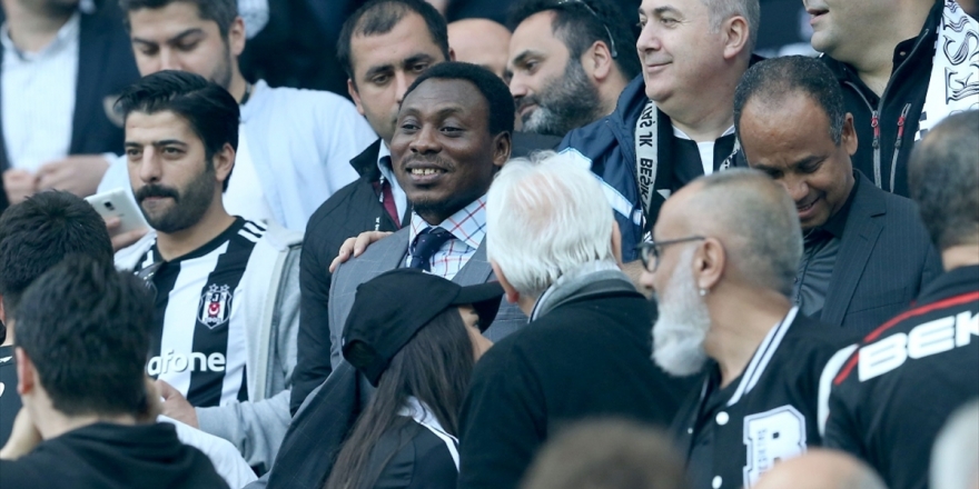 Beşiktaşlı Eski Futbolcu Amokachi Ülkesi Nijerya'da İhtiyaç Sahiplerine Yardım Dağıtıyor