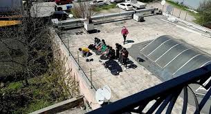 Sosyal mesafe kurallarını hiçe sayarak göç idaresinin çatısında namaz kıldılar