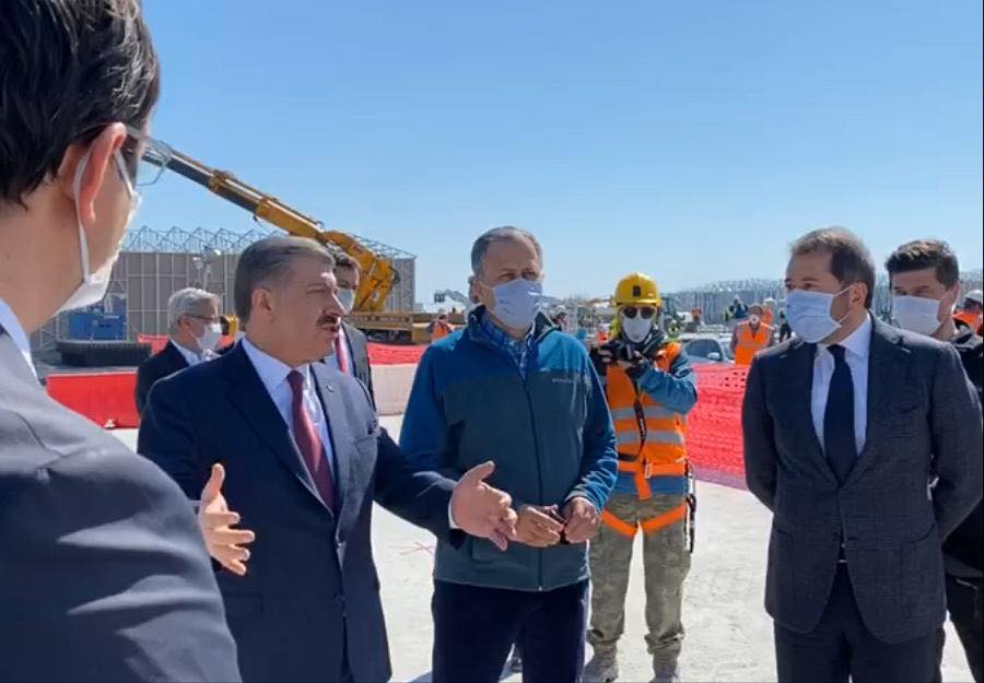 Bakanın maskesiz olması sosyal medyada gündem oldu