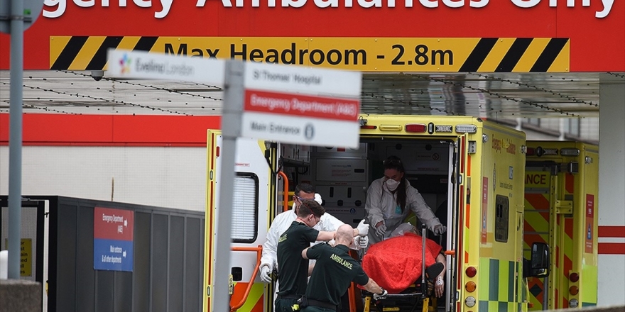 İngiltere'de Hükümet Kovid-19'a Kayıtsız Kalmakla Suçlandı