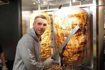 Podolski, Müslüm Gürses dinliyor, oklavayla yufka açıyor