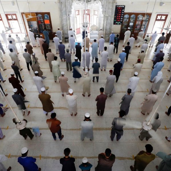 Pakistan'da cemaatle namaz kılma yasağı kaldırıldı