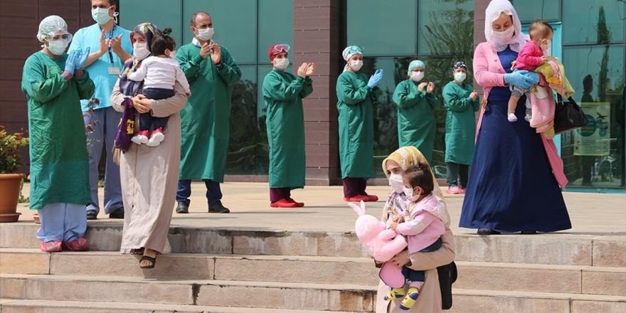 Kovid-19'u Yenen 4 Bebek Ve 1 Çocuk Alkışlarla Taburcu Edildi