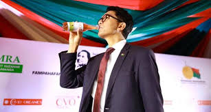 Madagaskar Cumhurbaşkanı 'koronavirüs ilacını' tanıttı: Canlı yayında içti