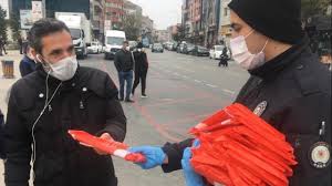 İstanbul'da 23 Nisan hazırlıkları: Polis vatandaşa 100 bin bayrak dağıttı