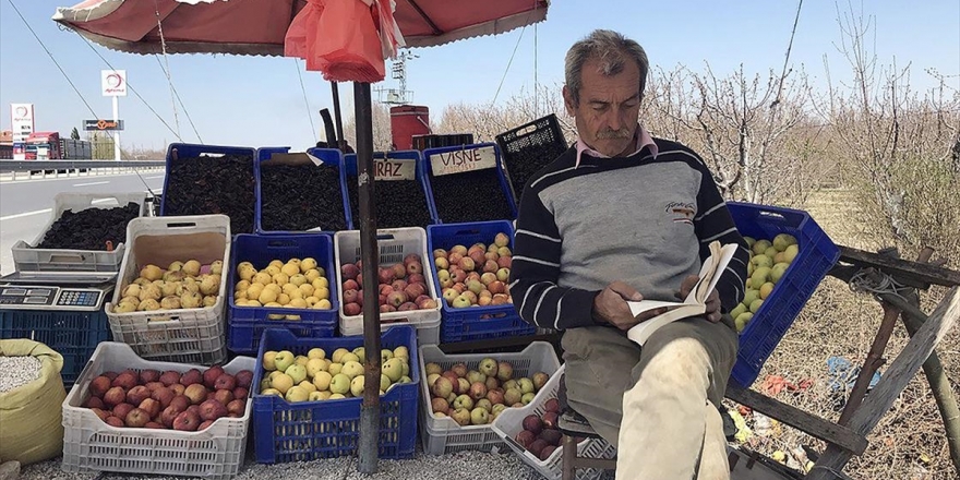 Yol Üzerindeki Tezgahında Müşterilerini Beklerken 1000 Kitap Bitirdi