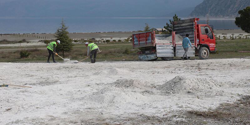 Salda Gölü'nün taşınan kumları eski yerine alınıyor