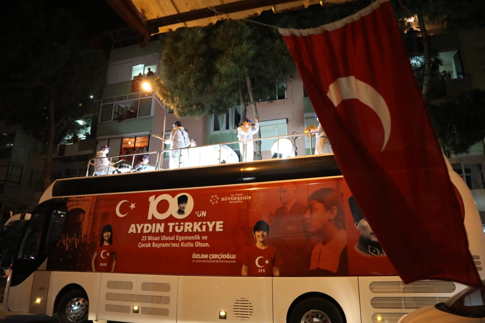 AYDIN BÜYÜKŞEHİR BELEDİYESİ 100. YIL COŞKUSUNU EVLERE TAŞIDI