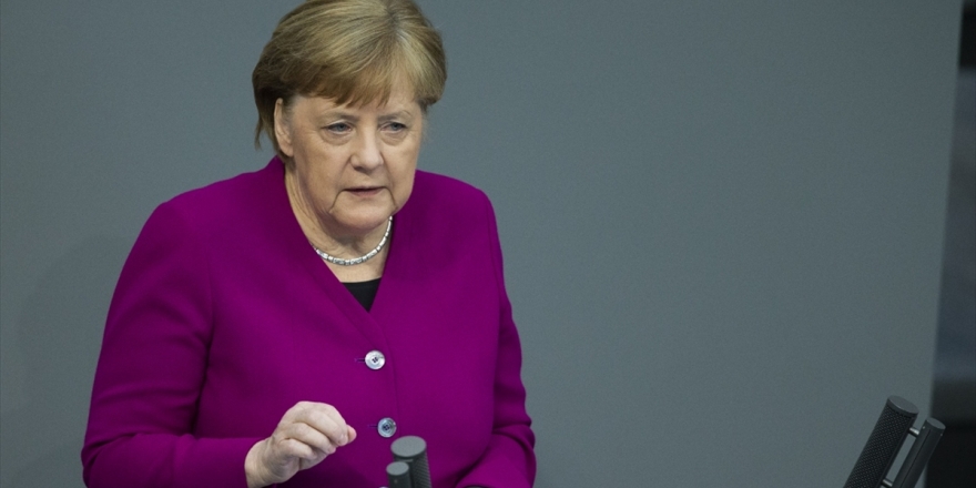 Merkel'den 'Kovid-19 Salgınıyla Uzun Süre Yaşamak Zorunda Kalacağız' Uyarısı