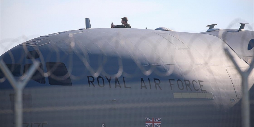 İngiliz Askeri Uçağı Sağlık Ekipmanlarını Almak İçin İstanbul'a Geldi