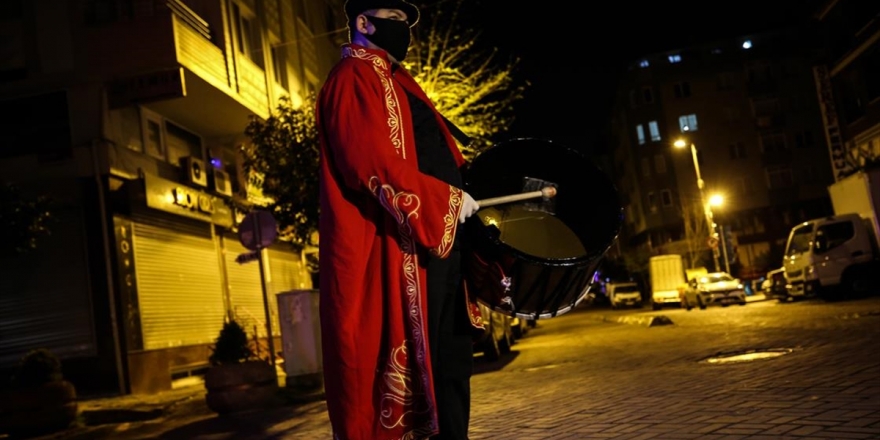 İstanbul'da Ramazan Davulcuları Maske Takarak Mesaiye Başladı