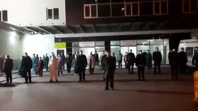Kayseri Devlet Hastanesi sağlık personeli İstiklal Marşı'na eşlik etti.