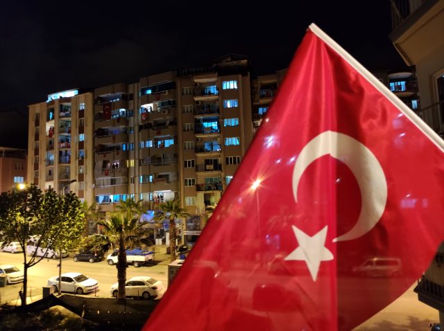 Milyonlar hep bir ağızdan İstiklâl Marşı söyledi