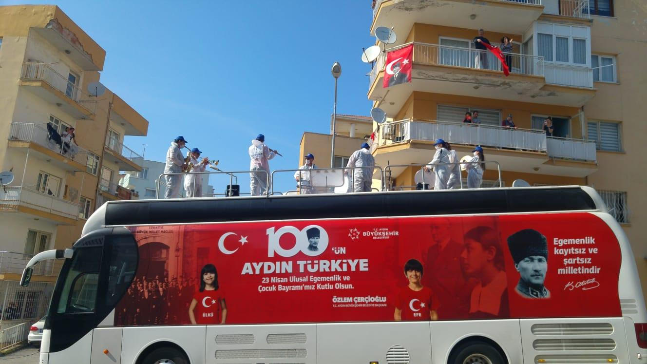 BÜYÜKŞEHİR BELEDİYE BANDOSU KUŞADASI’NI COŞTURDU