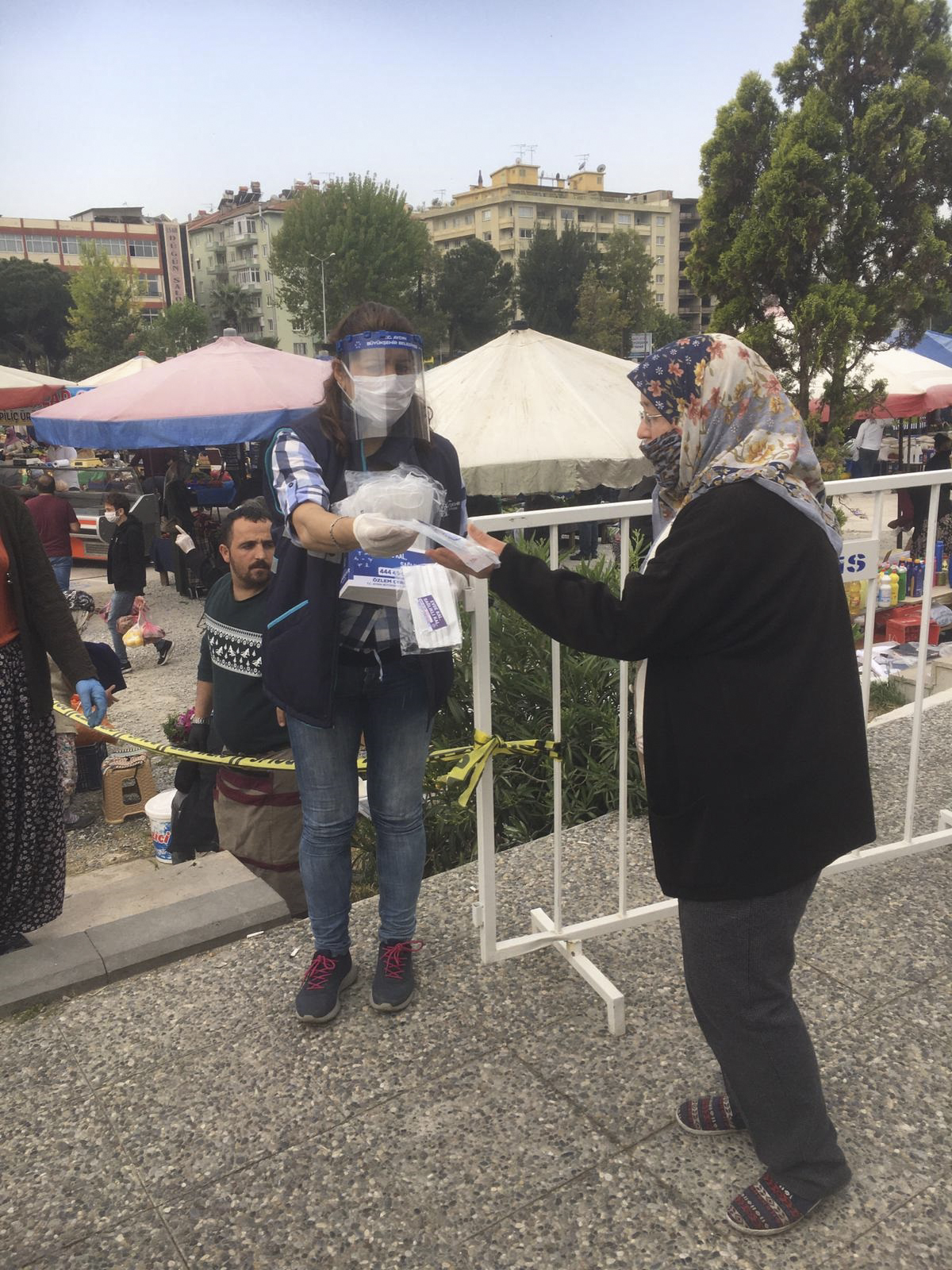 AYDIN BÜYÜKŞEHİR BELEDİYESİ PAZARYERLERİNDE MASKE DAĞITIMINA DEVAM EDİYOR