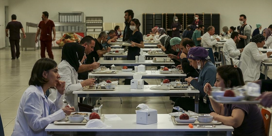 Ankara Şehir Hastanesi Çalışanları İlk İftarı Görev Başında Yaptı