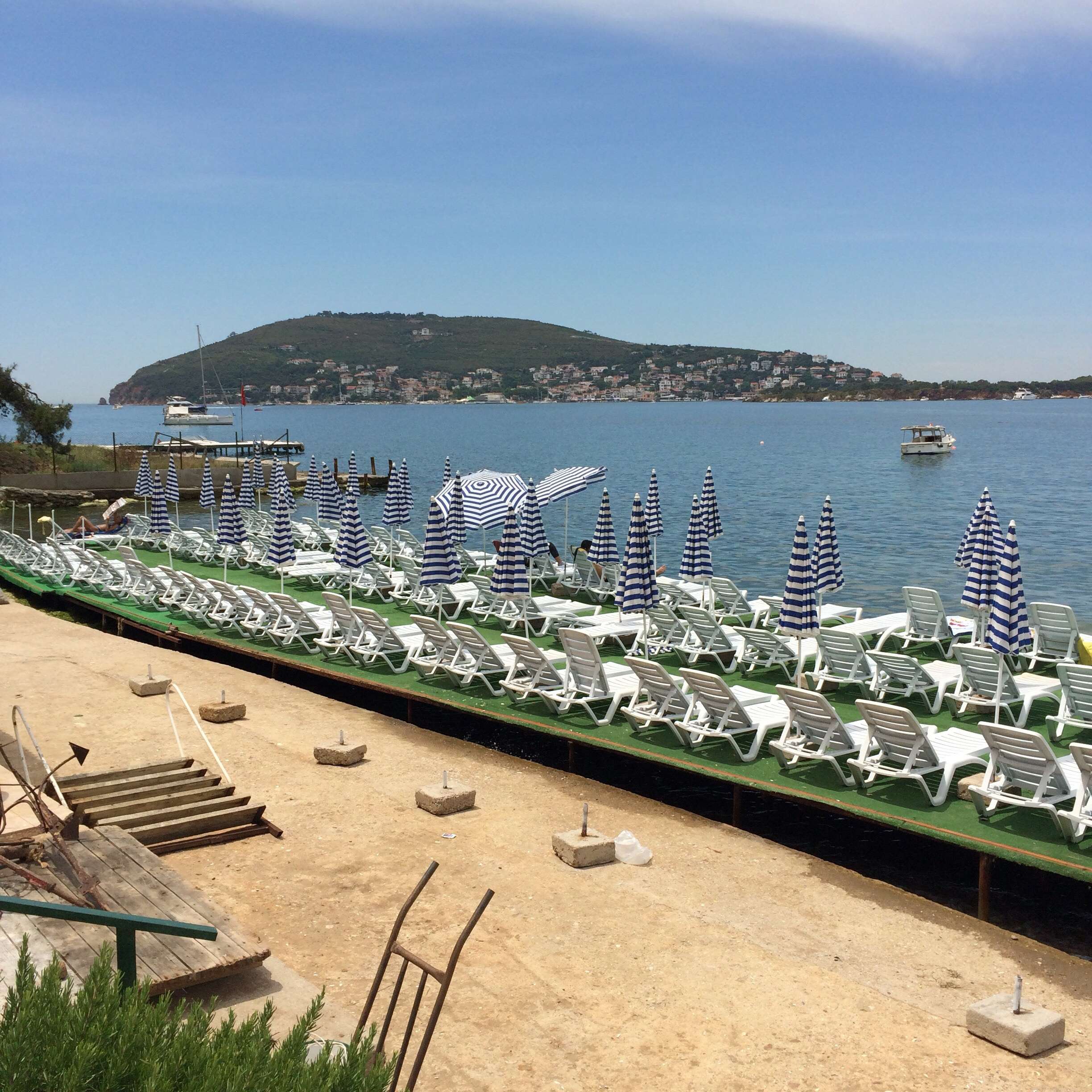 Heybeliada’da plaja 50 ton beton