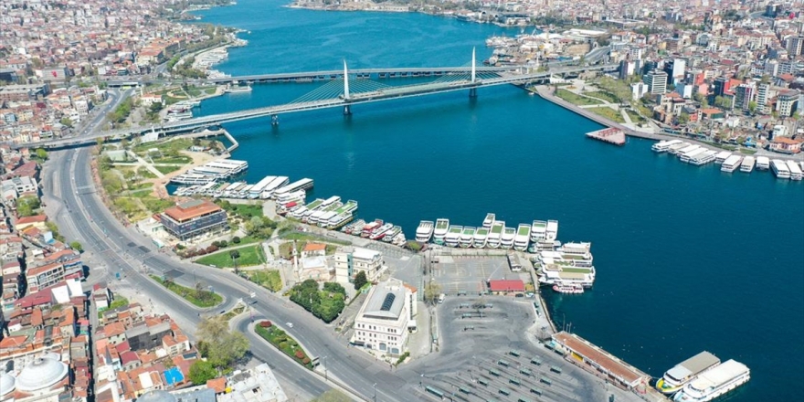 İstanbul'da Cadde, Meydan, Park Ve Sahiller Boş Kaldı