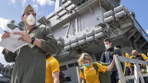 ABD uçak gemisindeki koronavirüs salgınında anormallik bulundu