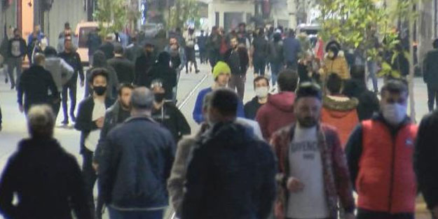 İstanbullular İstiklal Caddesi'ne akın etti